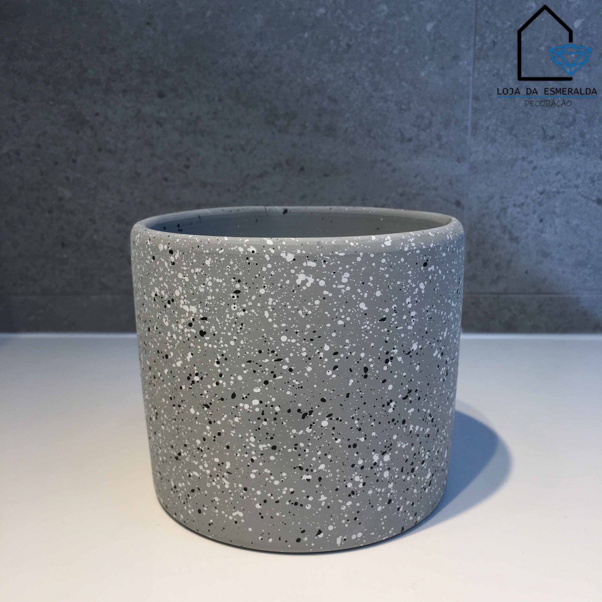 Vaso cilíndrico cinzento com padrão salpicado branco e preto