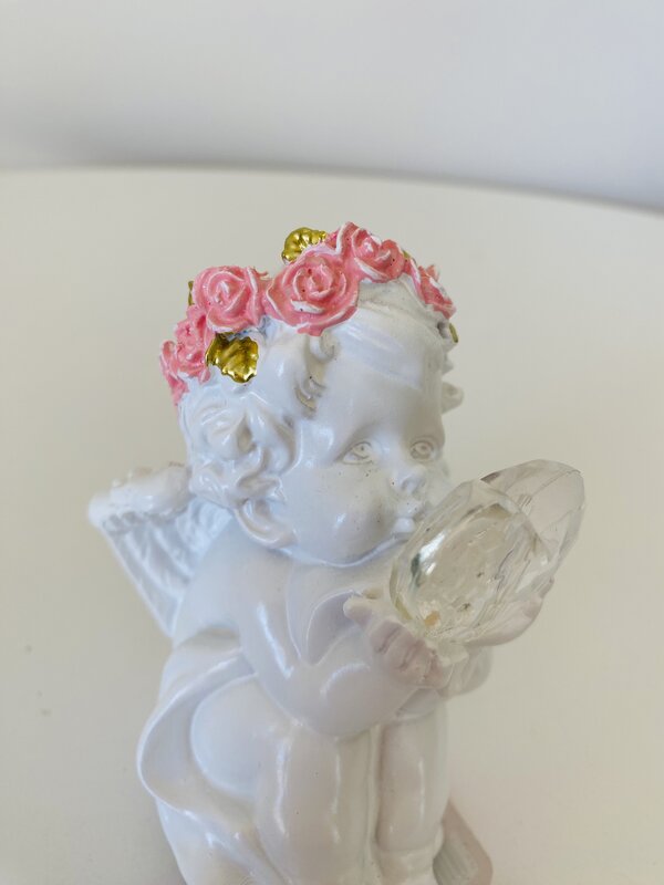 Estatueta de anjo branco com coroa de flores e cristal