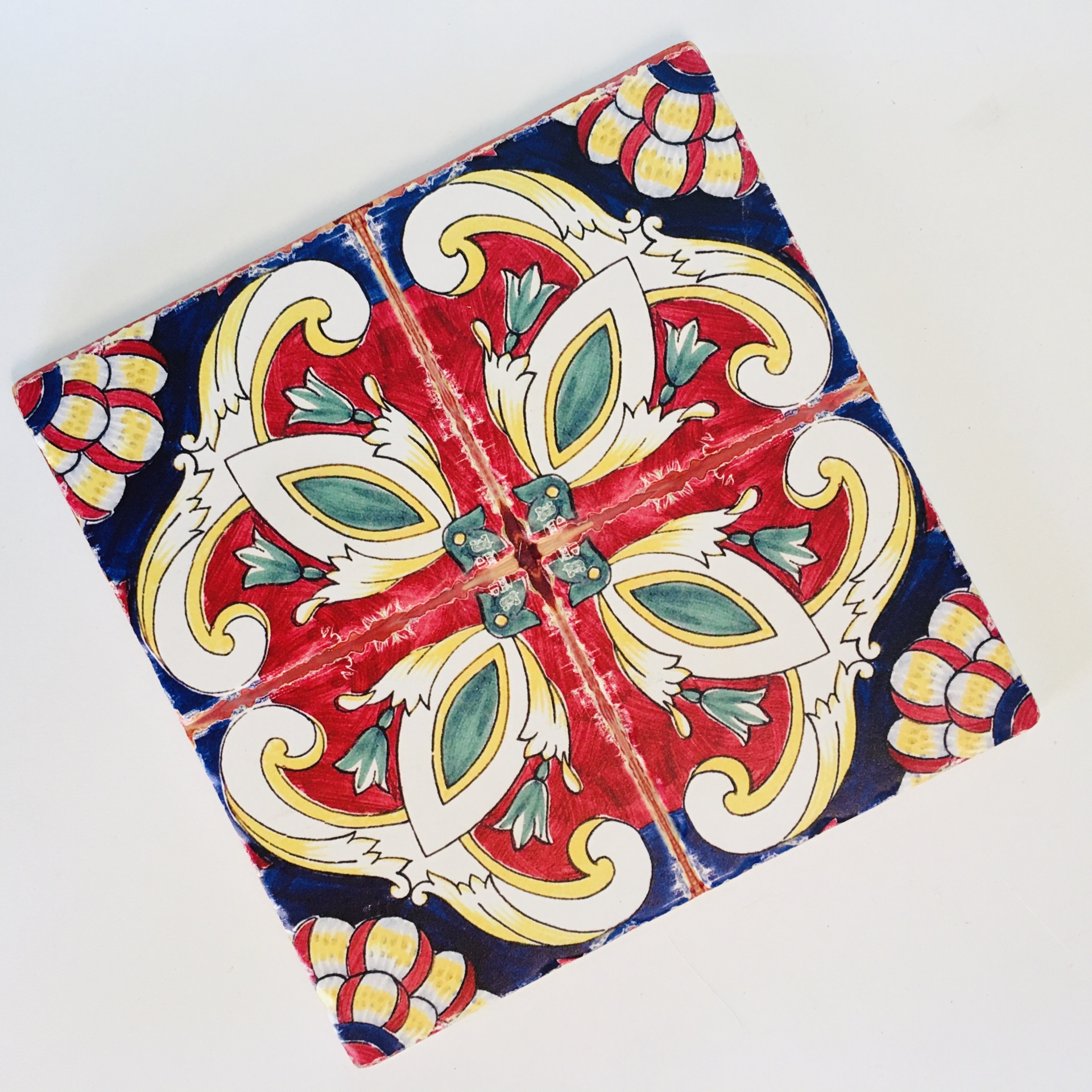 Azulejo quadrado de cerâmica com padrão colorido floral e geométrico