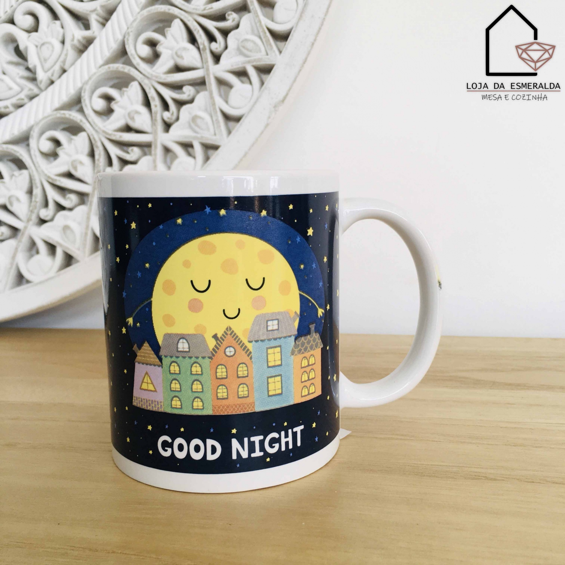 Caneca com ilustração de lua e casas coloridas com texto GOOD NIGHT