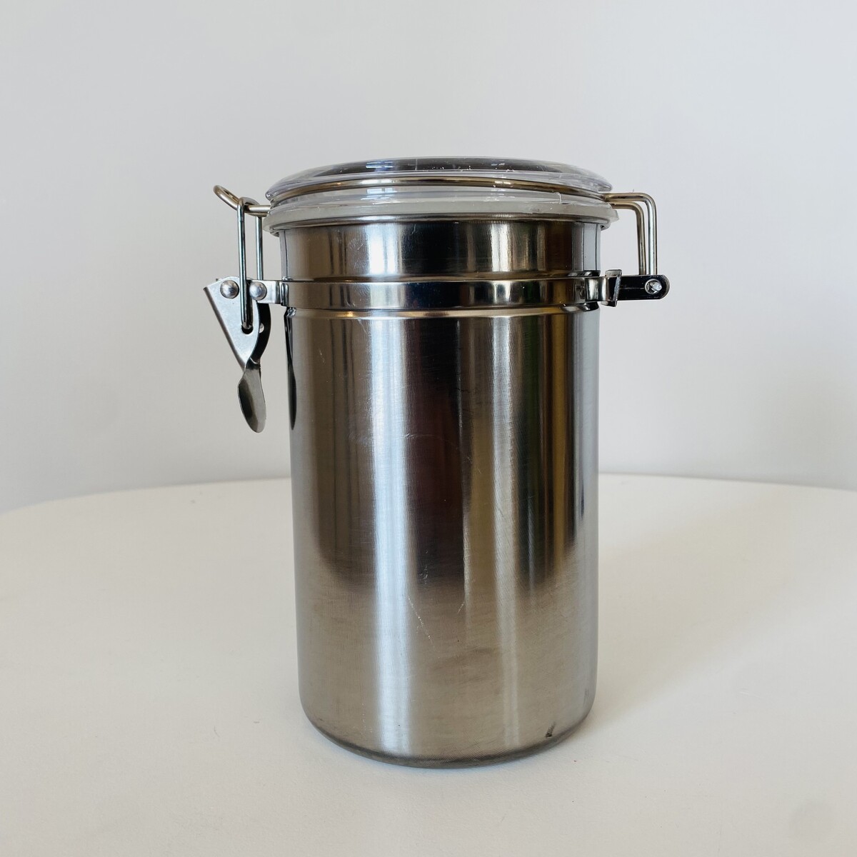Recipiente cilíndrico em aço inoxidável com tampa hermética e fecho lateral