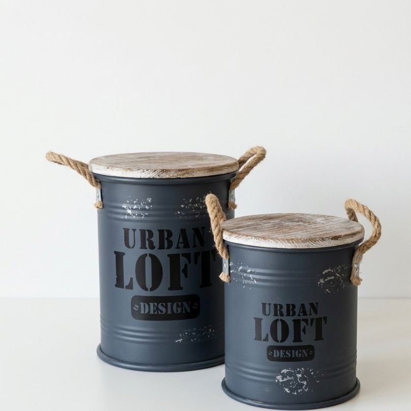 Tambores metálicos cinzentos com tampas de madeira e alças de corda, decorados com texto Urban Loft Design