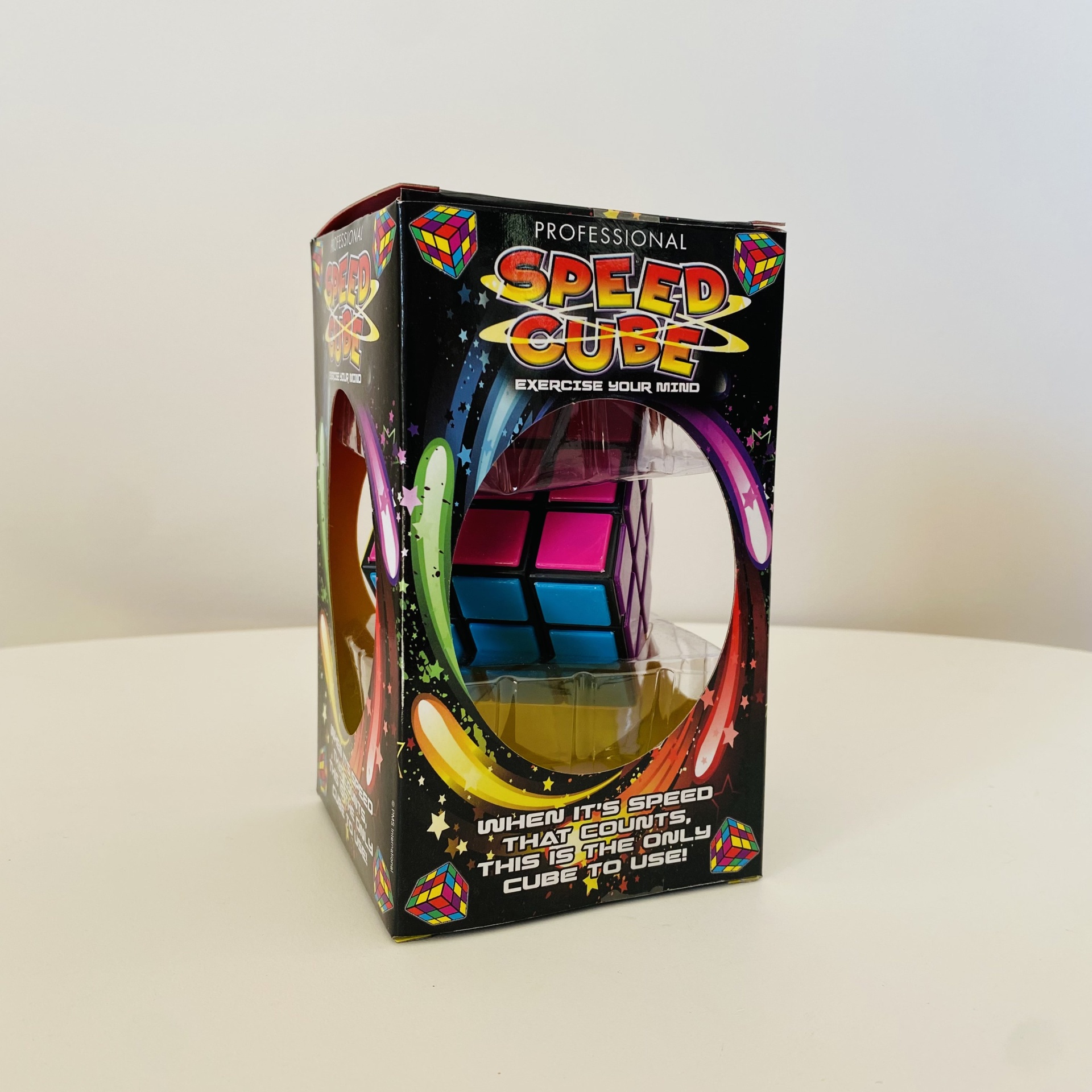 Caixa preta com Speed Cube profissional colorido visível através de recorte oval