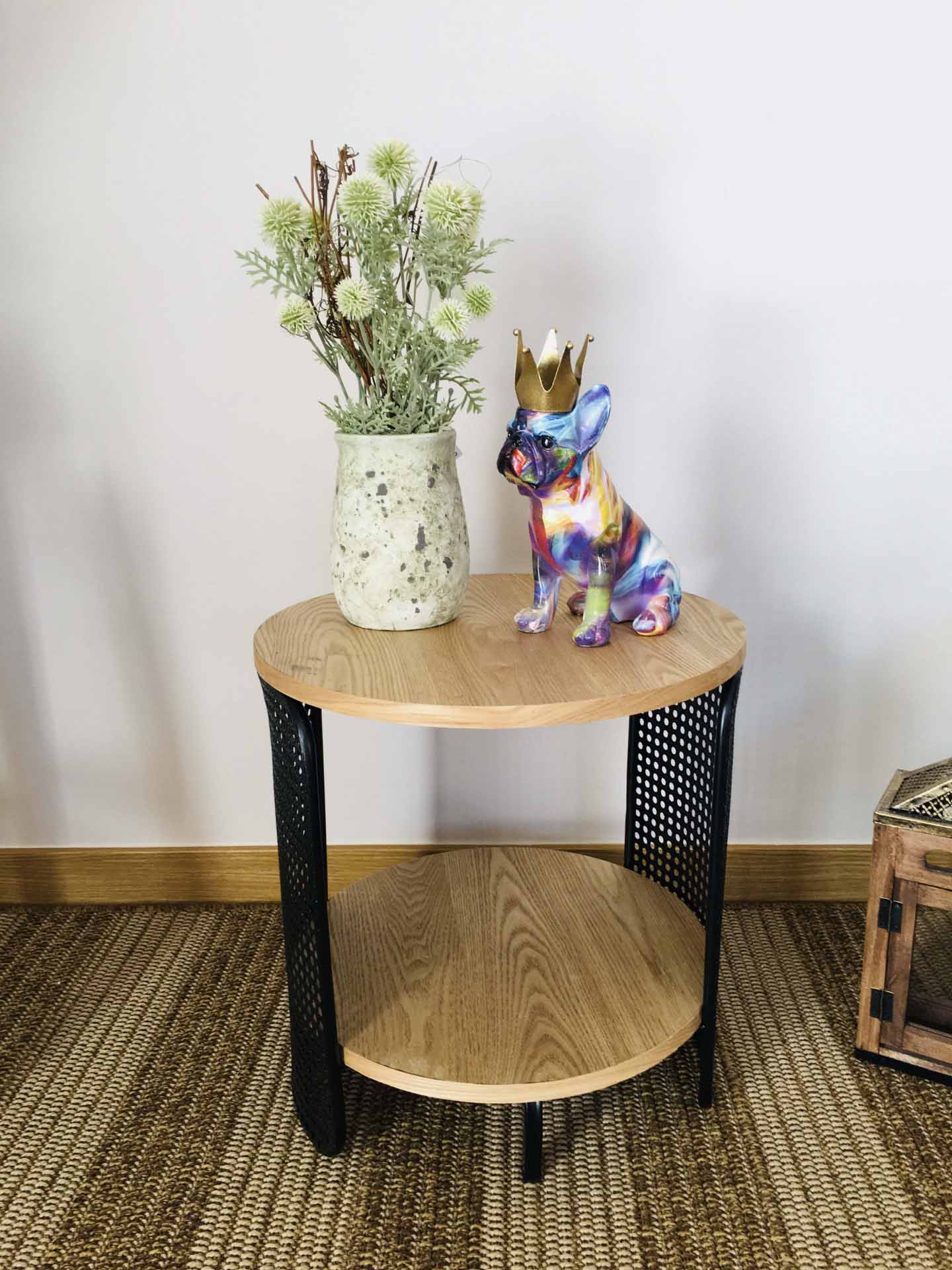 Mesa redonda de madeira com vaso e figura colorida de cão com coroa