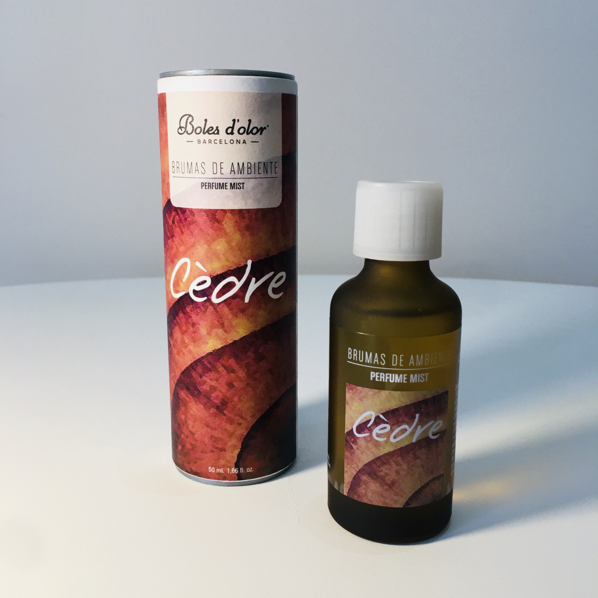 Frasco de spray âmbar e embalagem cilíndrica castanha de Brumas de Ambiente Cèdre da Boles d'olor