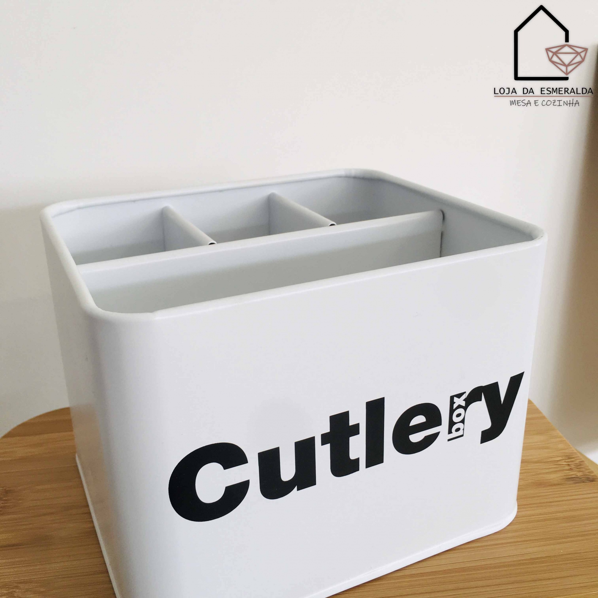 Organizador de talheres branco com texto 'Cutlery box' em superfície de madeira