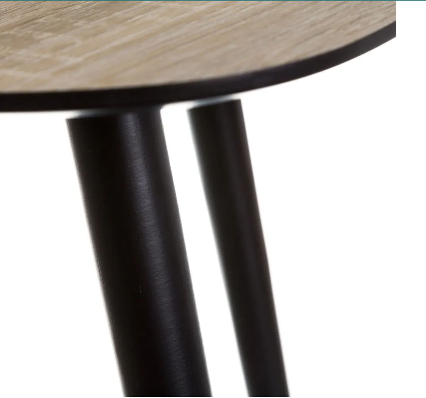 Mesa redonda com tampo de madeira clara e pernas pretas de metal