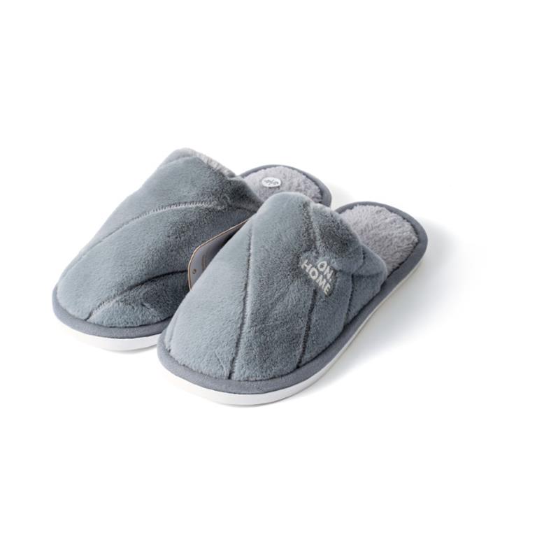 Chinelos de quarto cinza felpudos com etiqueta ONE HOME