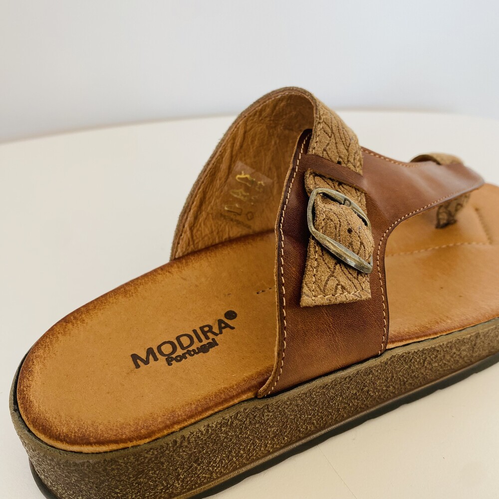 Sandália castanha Modira Portugal com fivela metálica e sola de cortiça