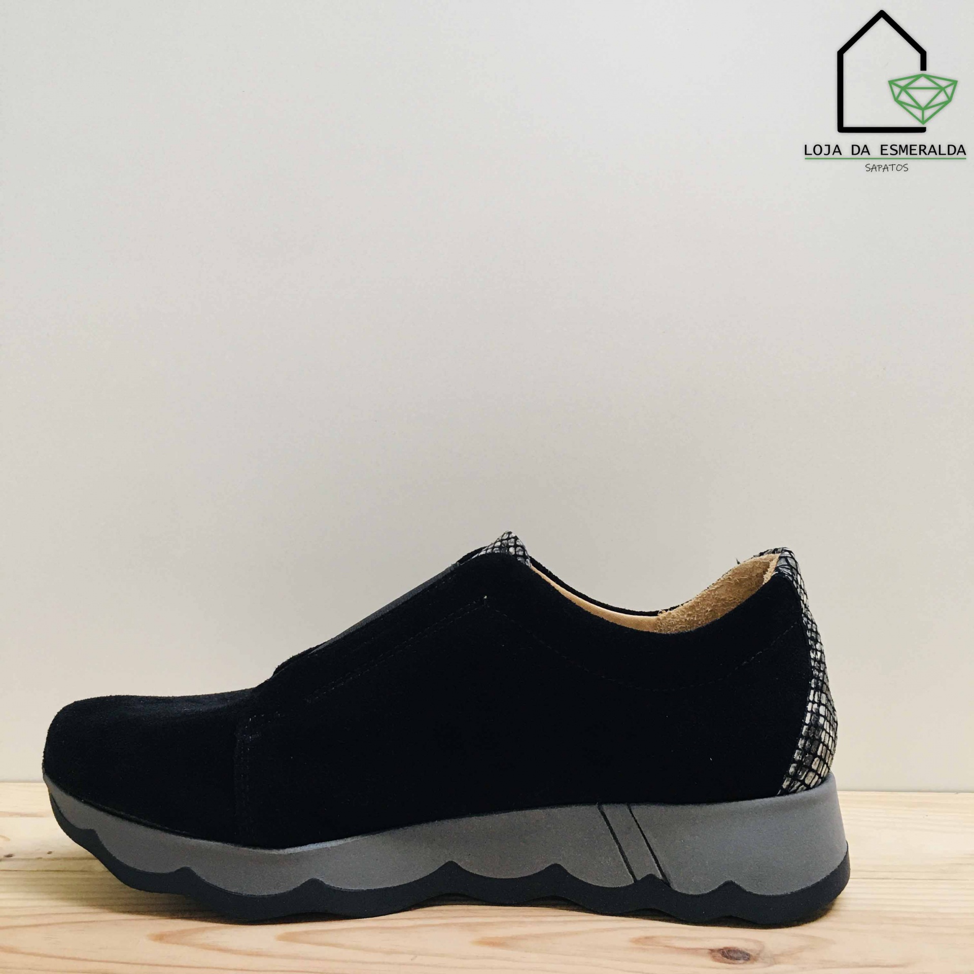 Sapato feminino preto em camurça com sola cinza e detalhe padrão na parte de trás