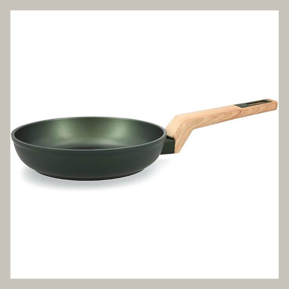 Frigideira verde-escura com cabo de madeira clara