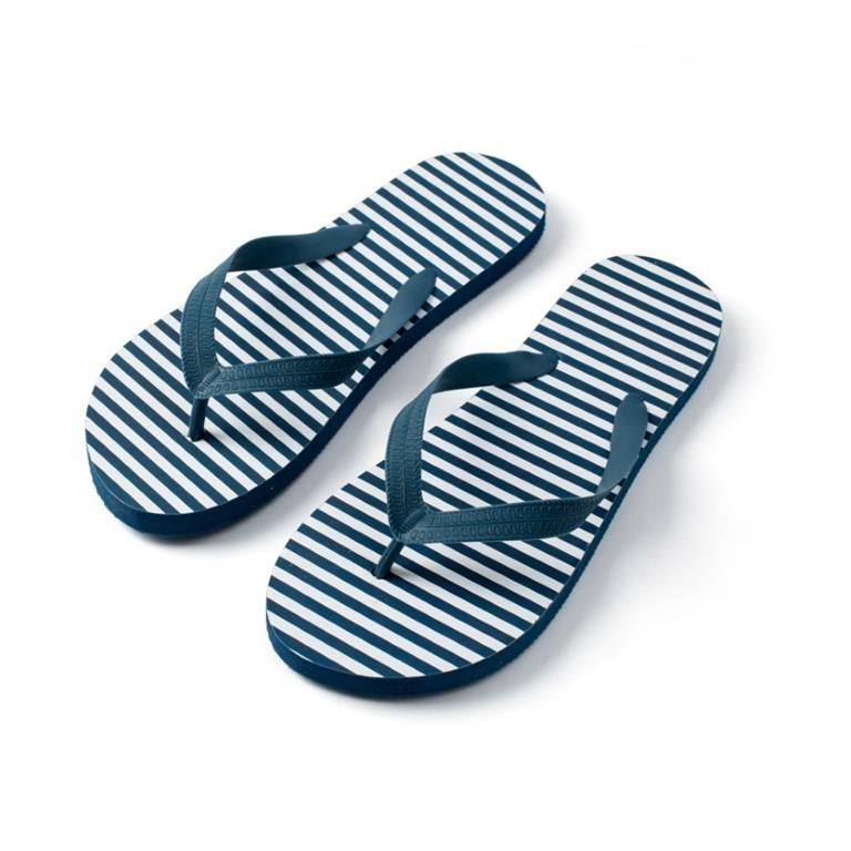 Chinelos de dedo azuis e brancos com padrão de riscas horizontais