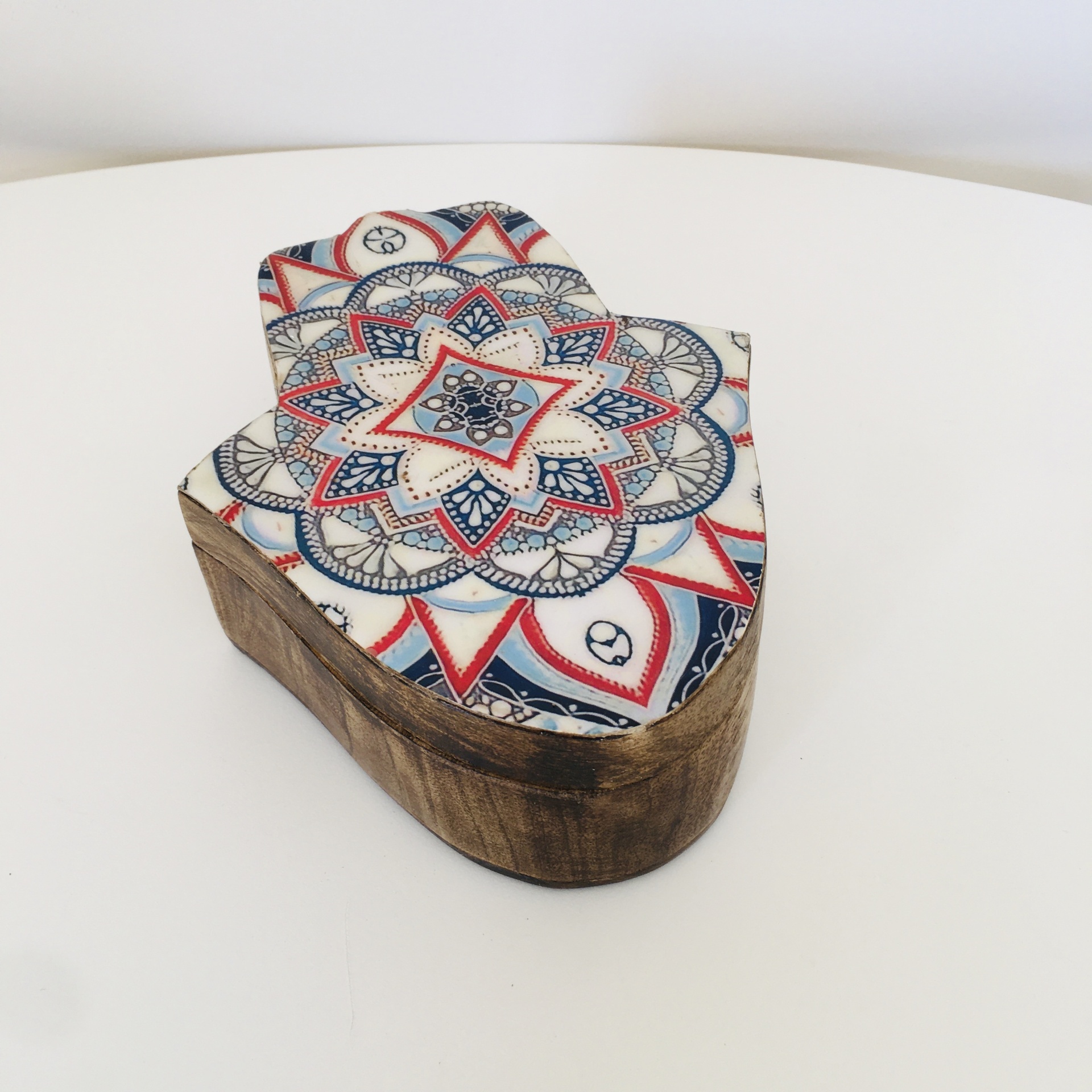 Caixa decorativa em forma de mão com tecido estampado e base de madeira