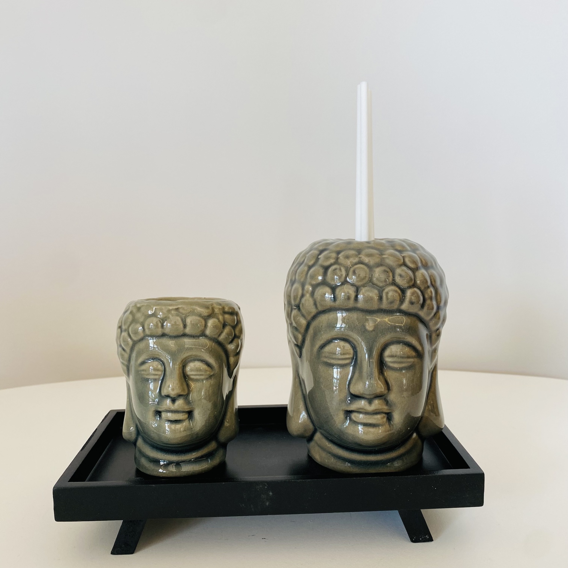 Conjunto de vela com figuras de Buda em cerâmica verde e bandeja preta
