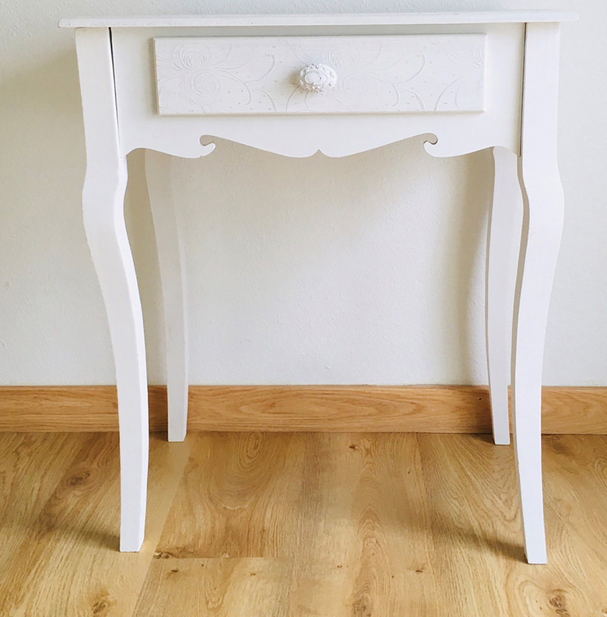 Mesa branca de madeira com gaveta decorativa e pé curvado