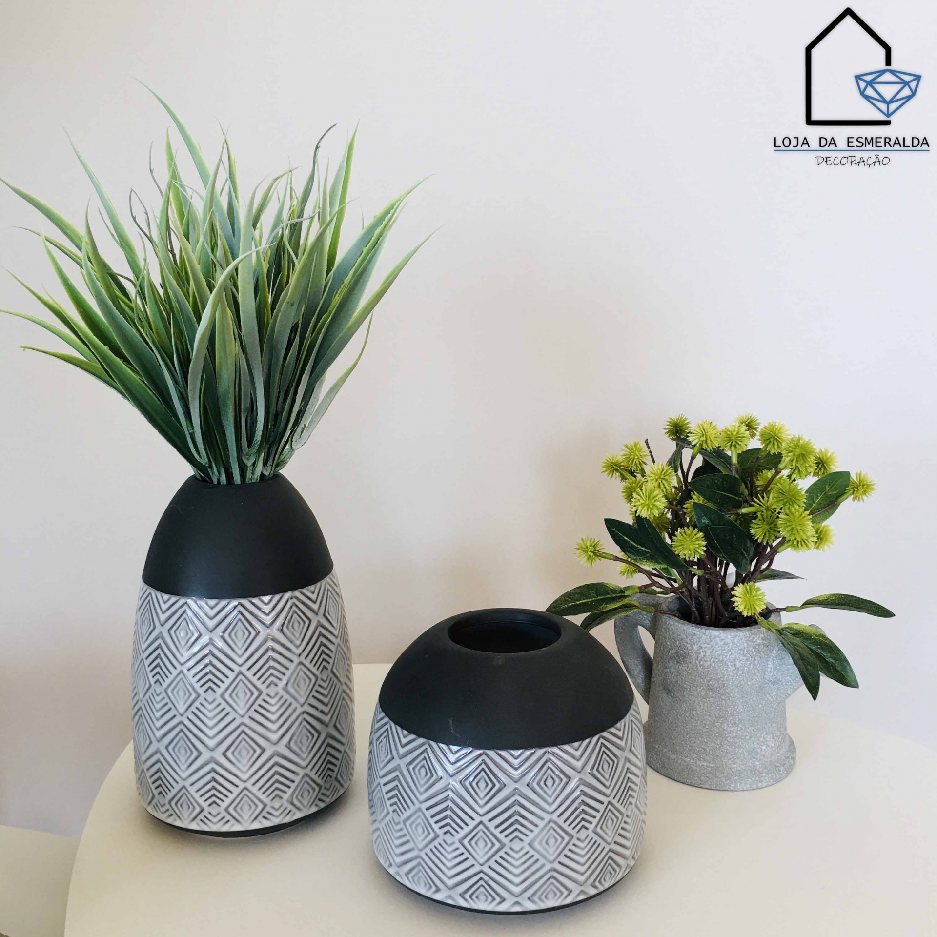 Vasos decorativos em cerâmica com plantas artificiais e logotipo da loja