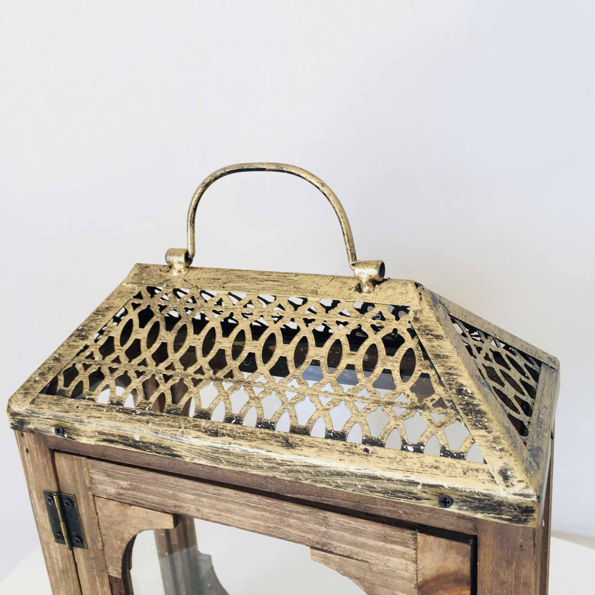 Luminária decorativa em madeira clara com topo dourado recortado