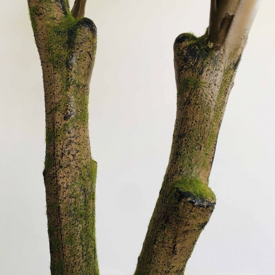 Ramo artificial com textura de madeira e musgo verde