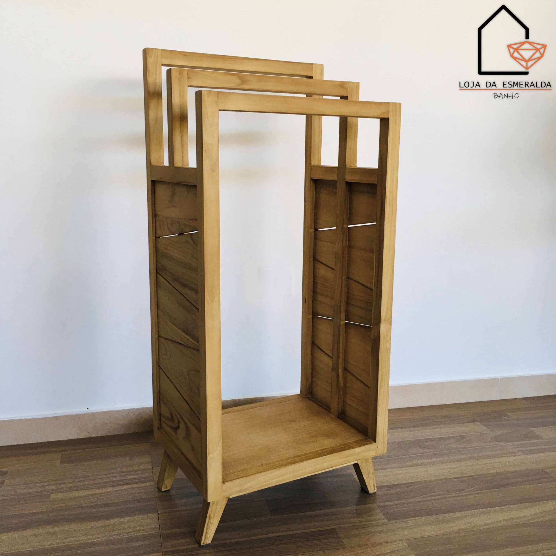 Móvel em madeira clara com textura natural e logótipo LOJA DA ESMERALDA BANHO no fundo branco