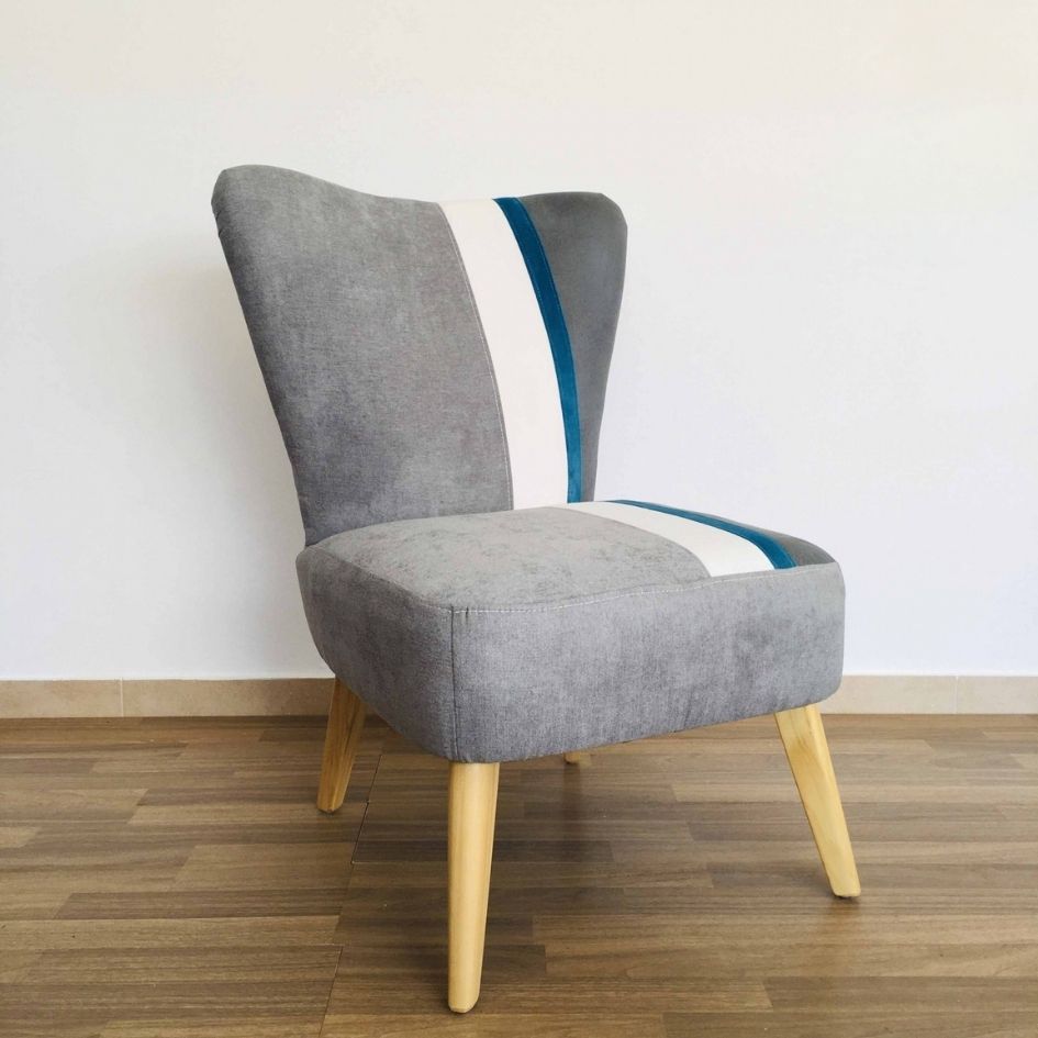 Cadeira estofada cinza com faixas azul e branca e pernas de madeira clara