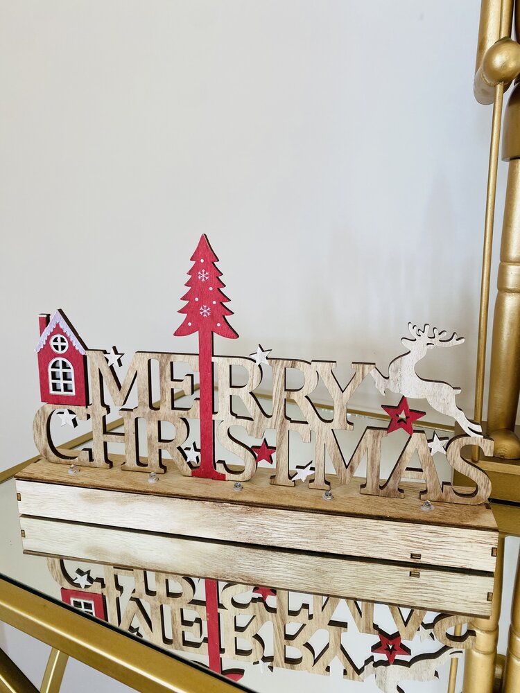 Decoração de Natal de madeira com texto 'MERRY CHRISTMAS', árvore vermelha e rena