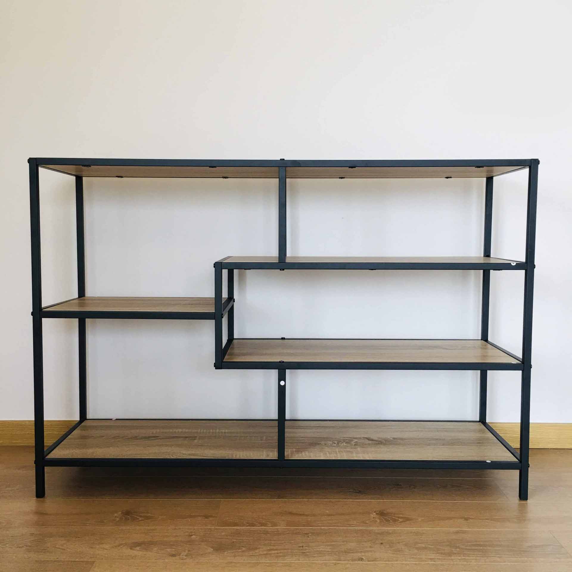 Estante metálica preta com prateleiras de madeira clara em diferentes alturas