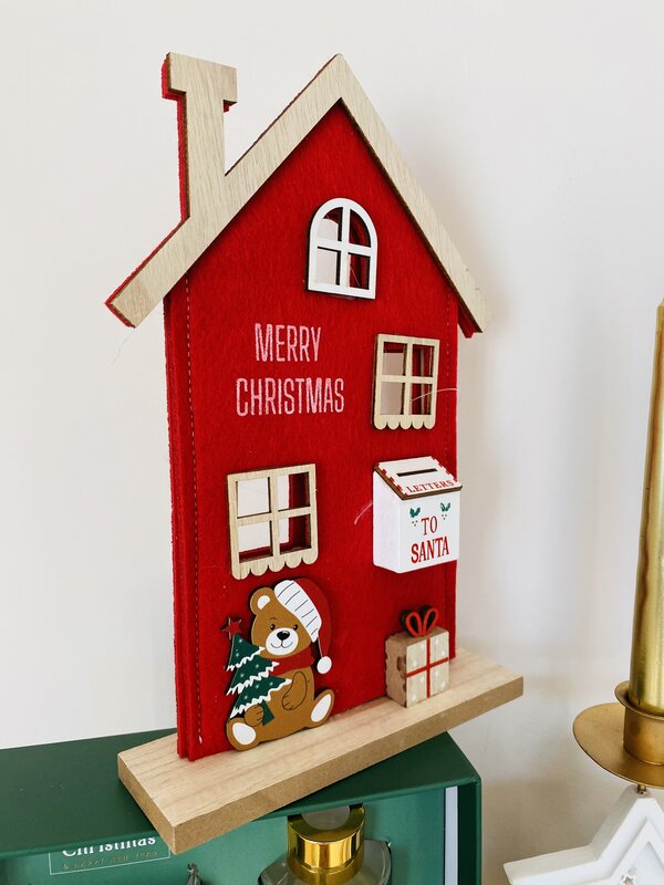 Decoração de casa vermelha com caixa de correio e urso natalício em madeira