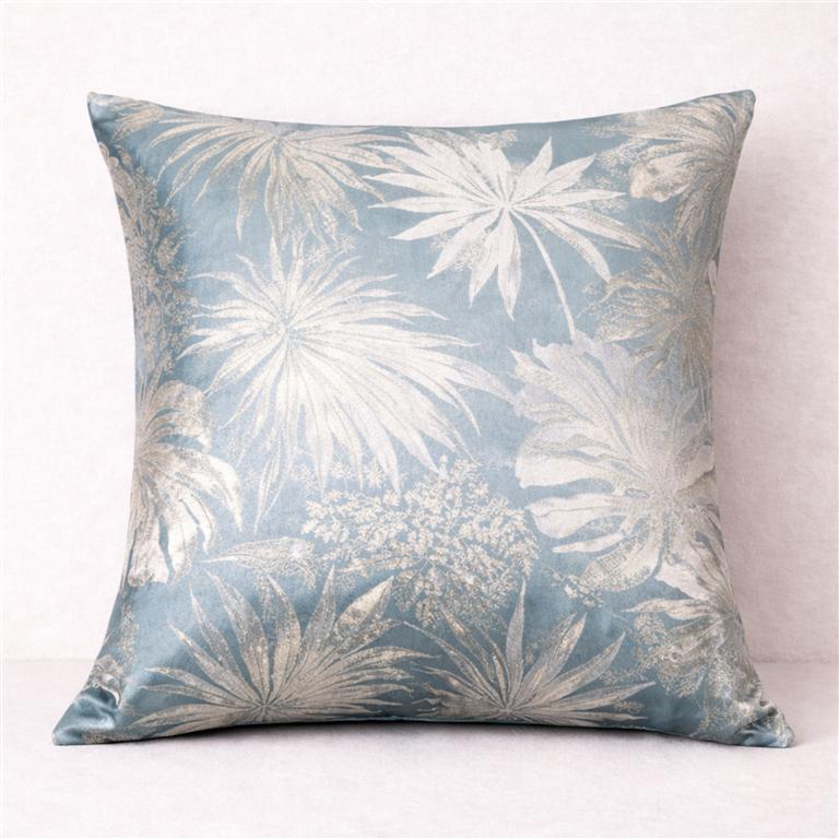 Almofada decorativa azul claro com padrão de folhas bege