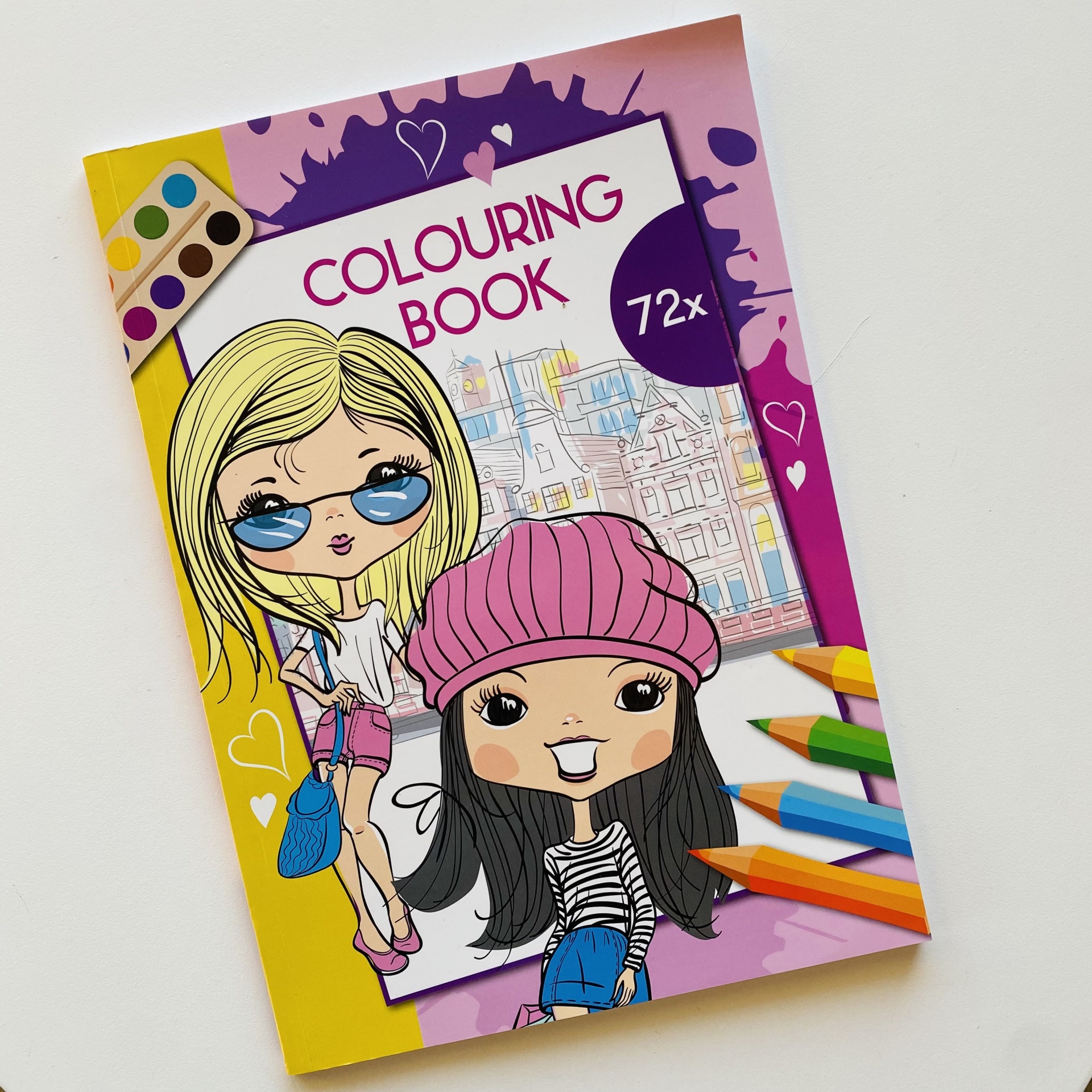 Capa de livro de colorir com desenho de duas meninas em estilo cartoon e lápis coloridos.
