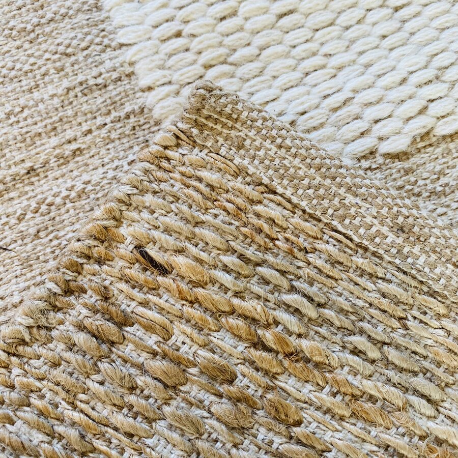 Tapete com padrões trançados em tons bege, creme e castanho claro