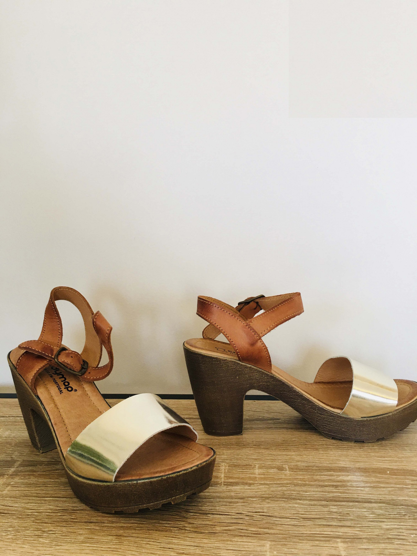 Sandálias de salto alto com tiras em pele castanha e tira prateada