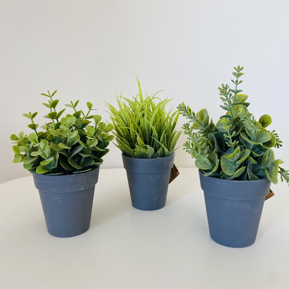 Três vasos cinzentos com plantas artificiais verdes