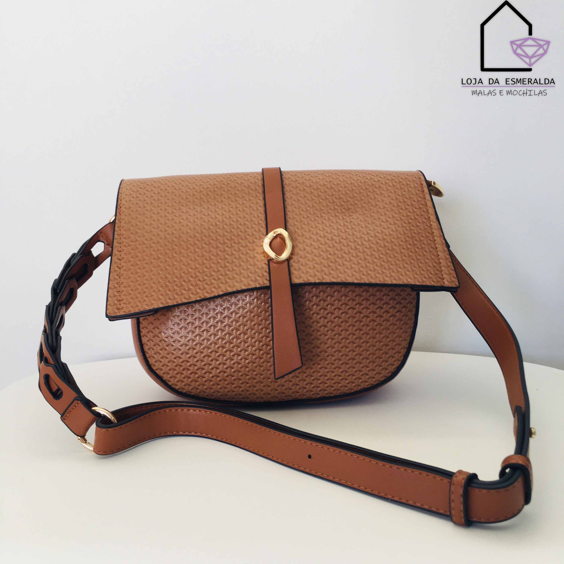 Mala de ombro castanha com textura em relevo e alça ajustável