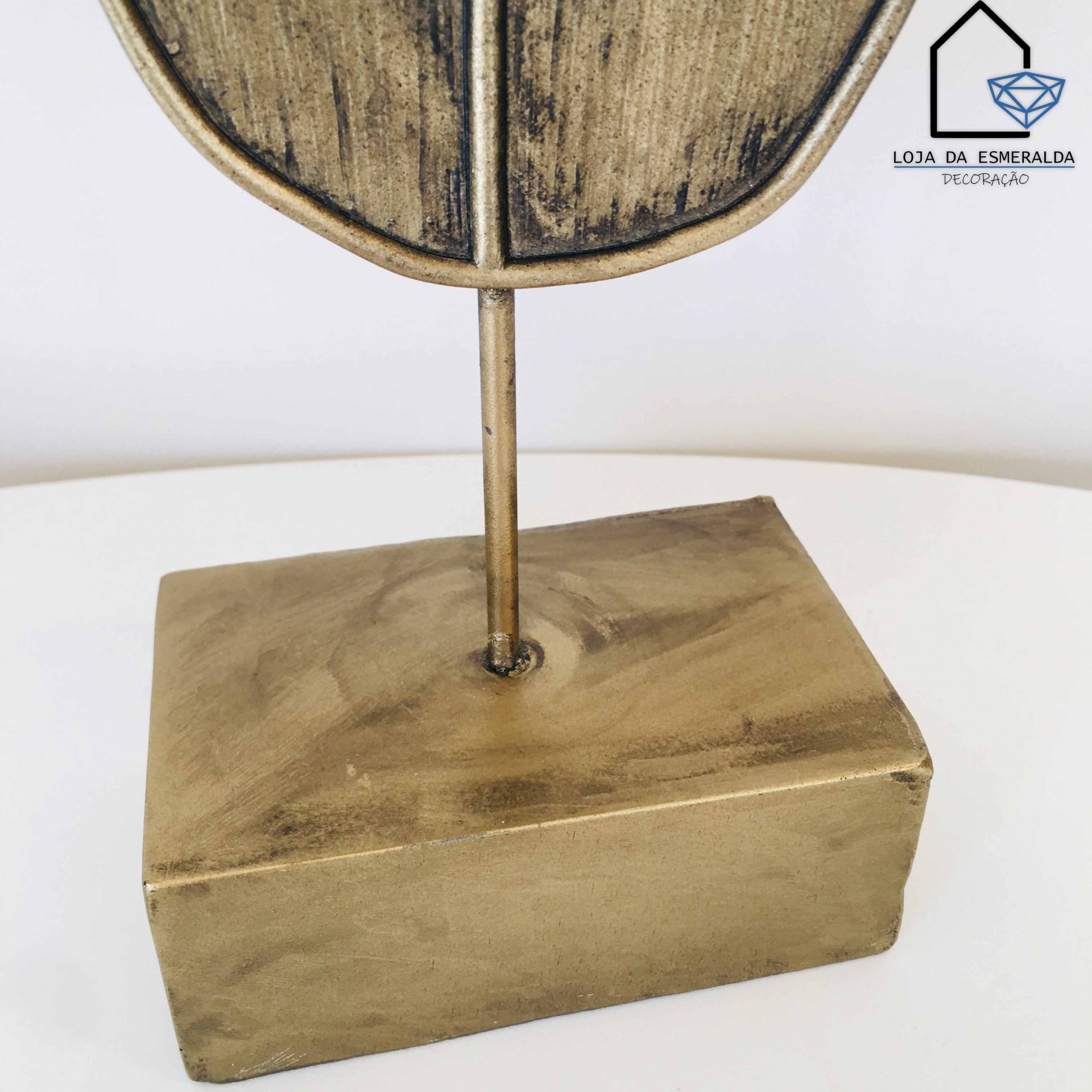 Suporte decorativo metálico dourado com folha de madeira rústica