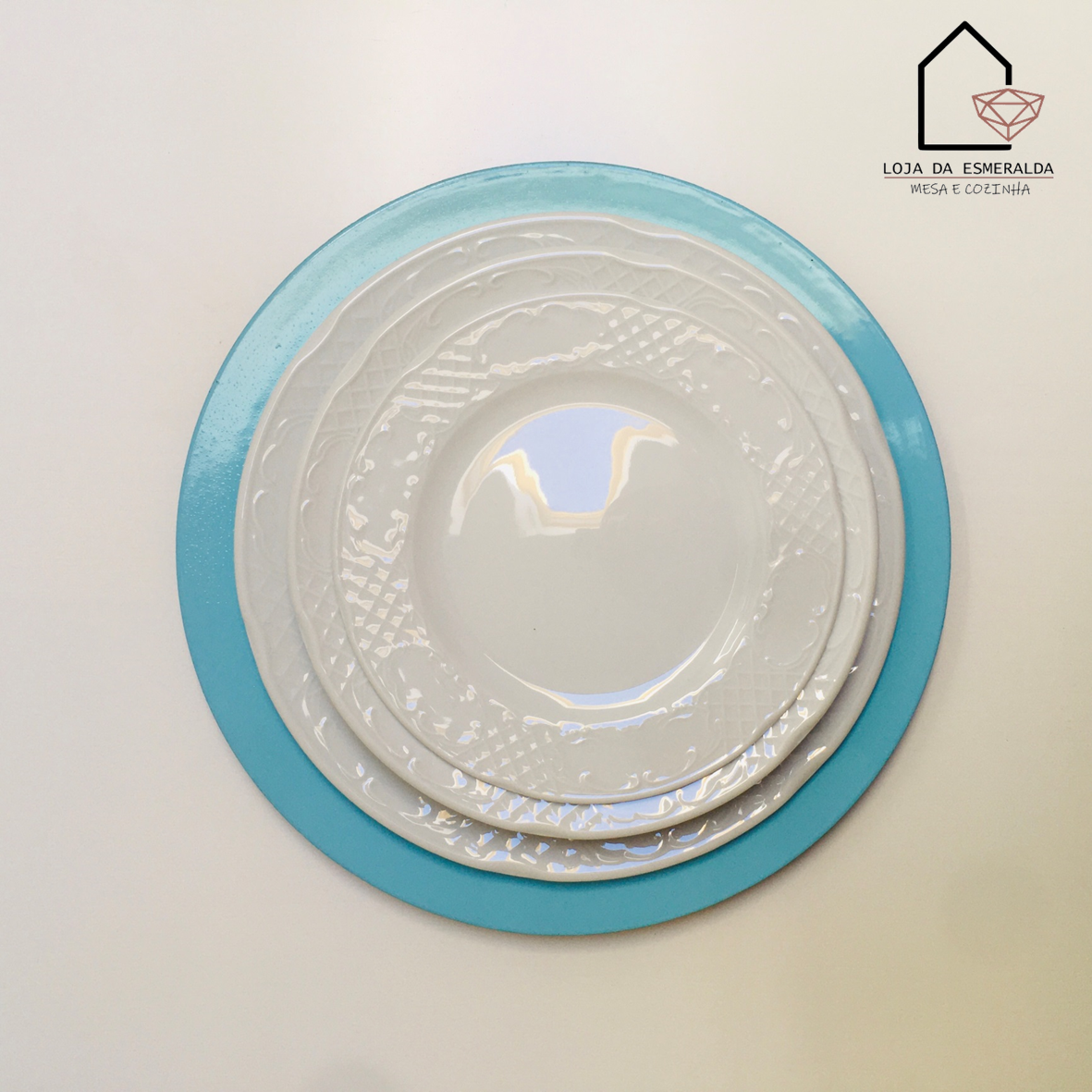 Quatro pratos empilhados branco e azul com padrão em relevo e logótipo Loja da Esmeralda no canto.