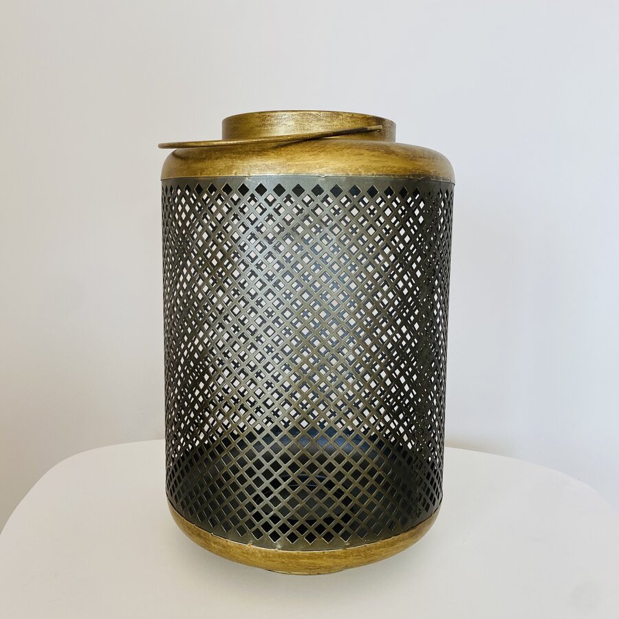 Lanterna metálica dourada perfurada com padrão xadrez