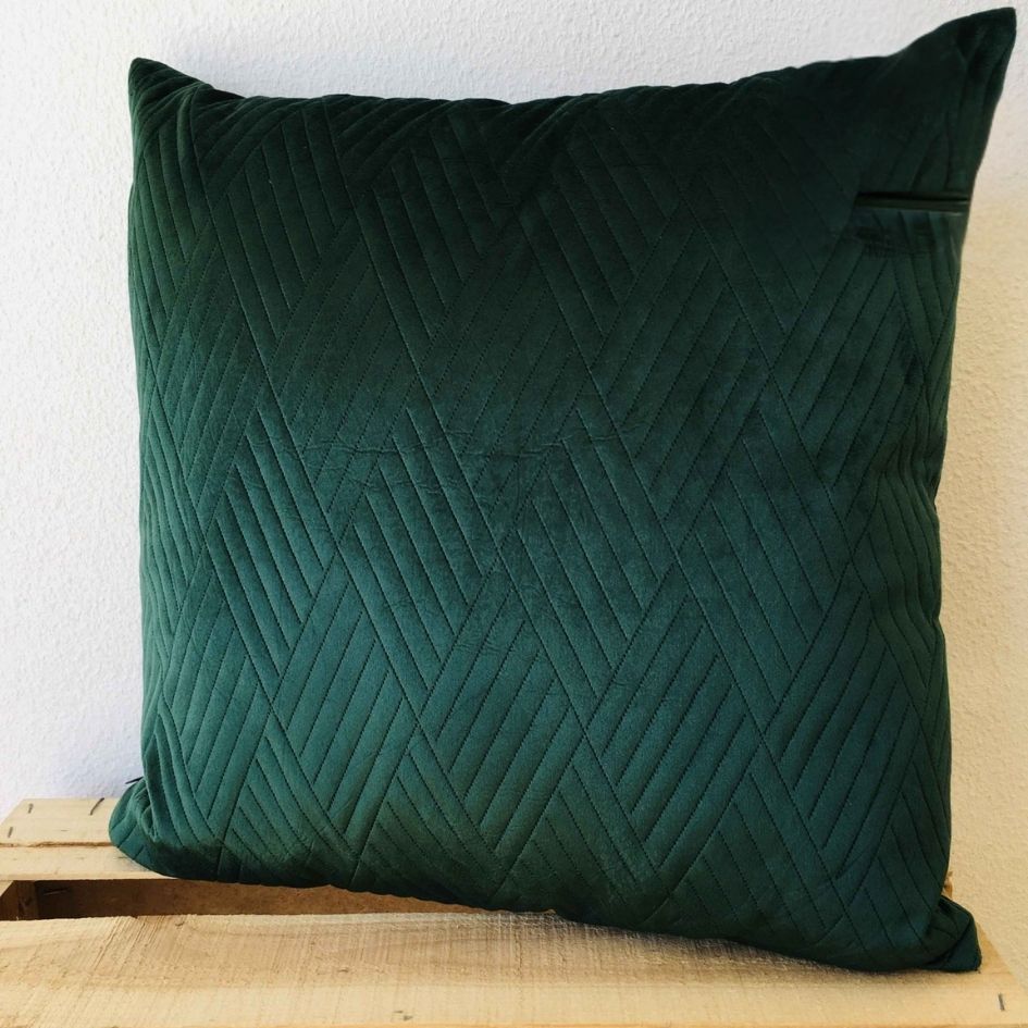 almofada verde escura com padrão matelassado em linhas diagonais