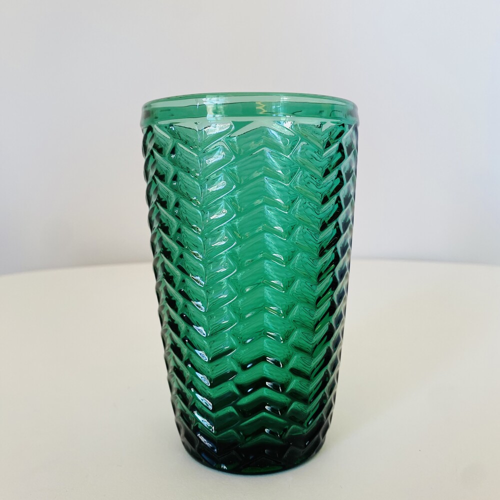 Copo de vidro verde translúcido com padrão em espinha de peixe