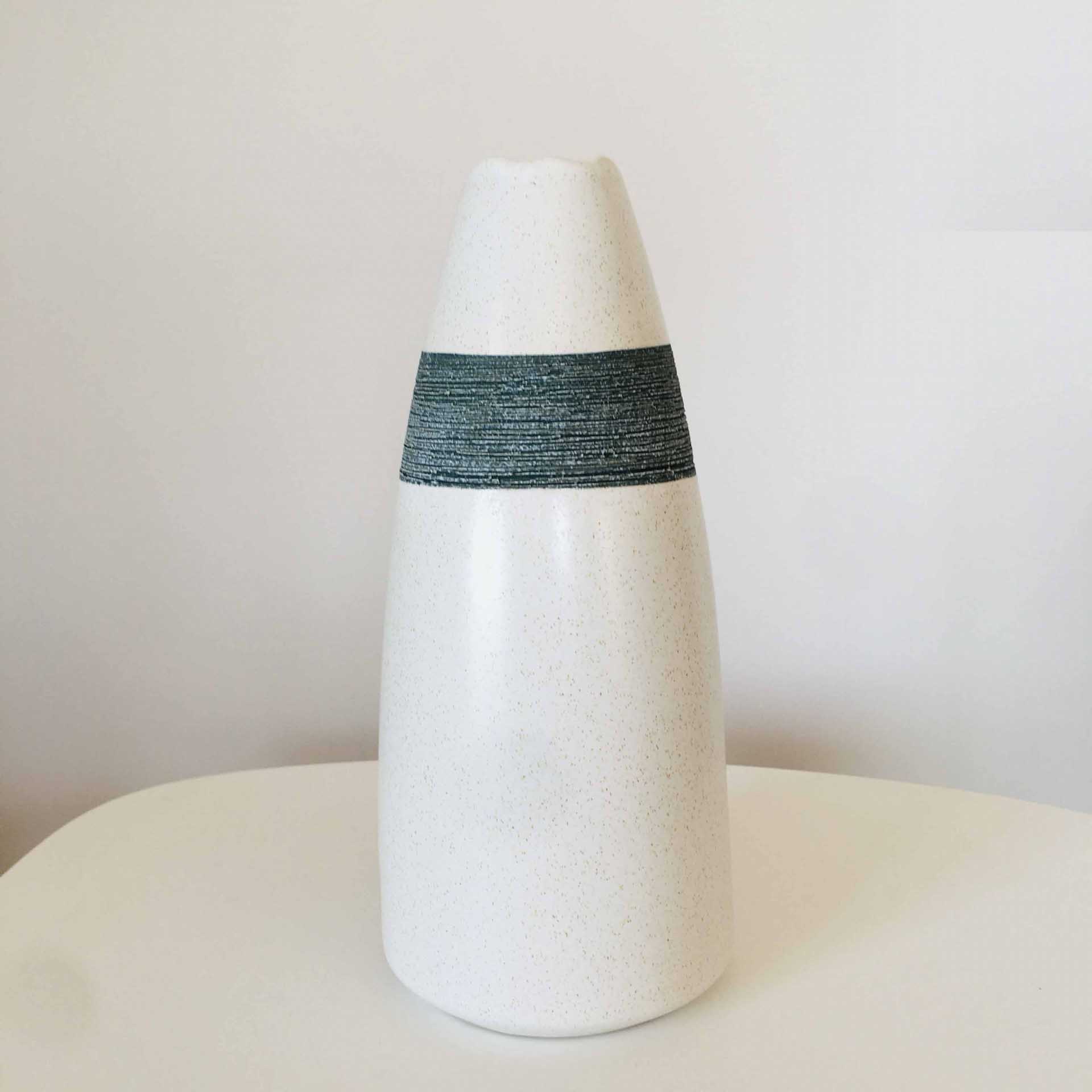 Vaso cerâmico branco com faixa preta texturizada