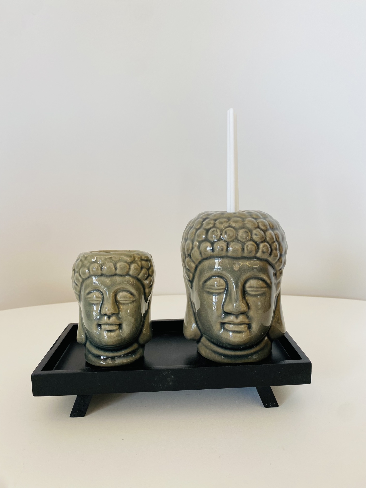 Conjunto cerâmico cabeça de Buda cinza em bandeja preta