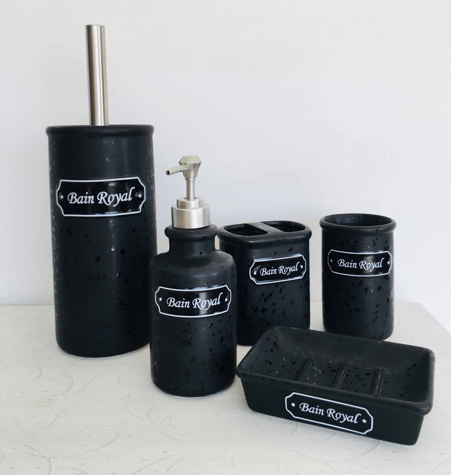 Conjunto de banheiro preto com etiqueta Bain Royal