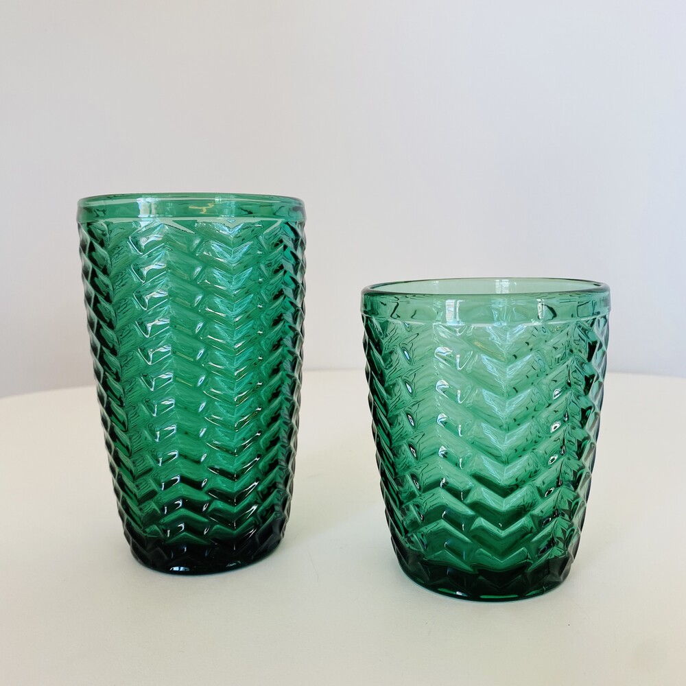 Copos verdes de vidro com padrão em relevo espinha de peixe