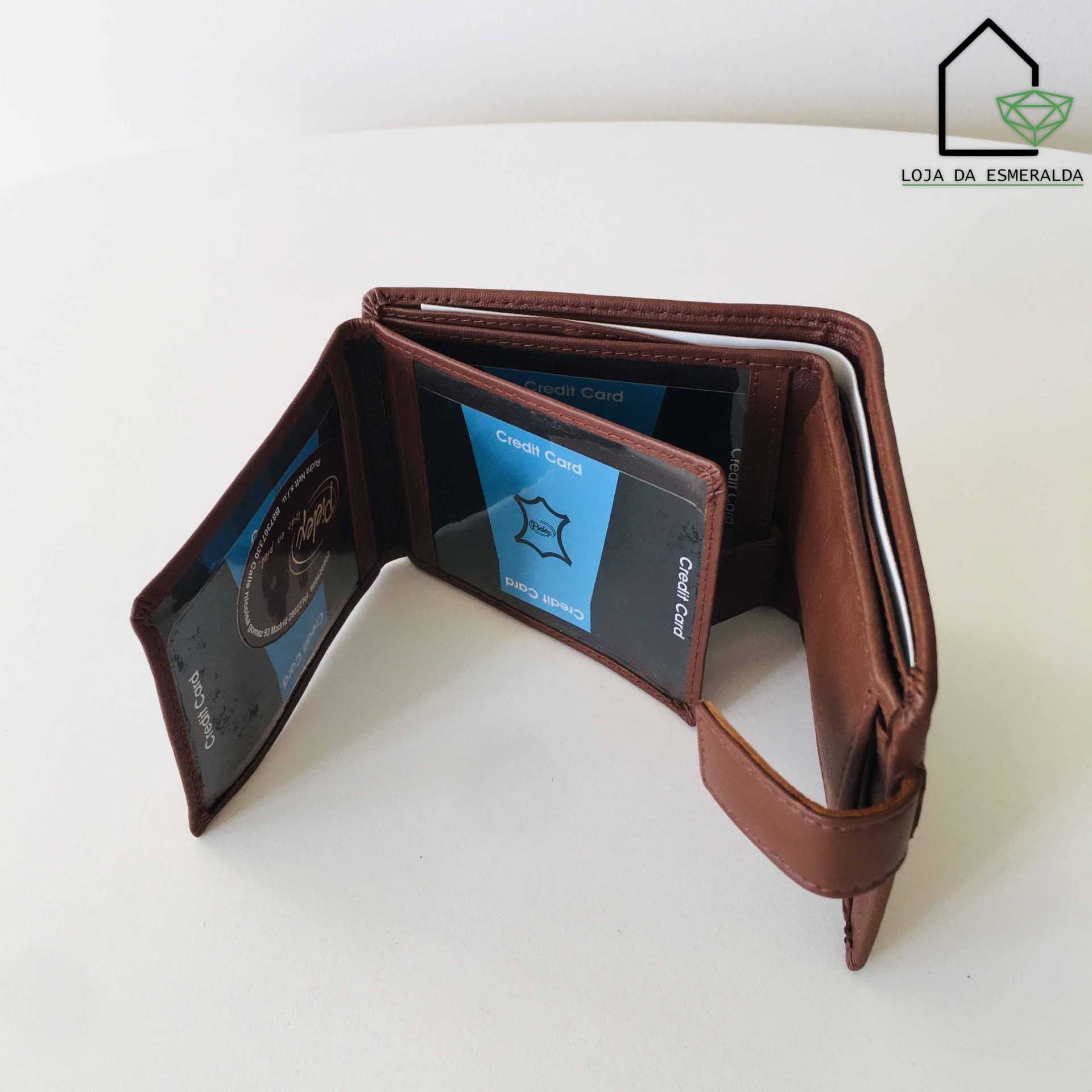 Carteira masculina em pele castanha aberta com compartimentos para cartões