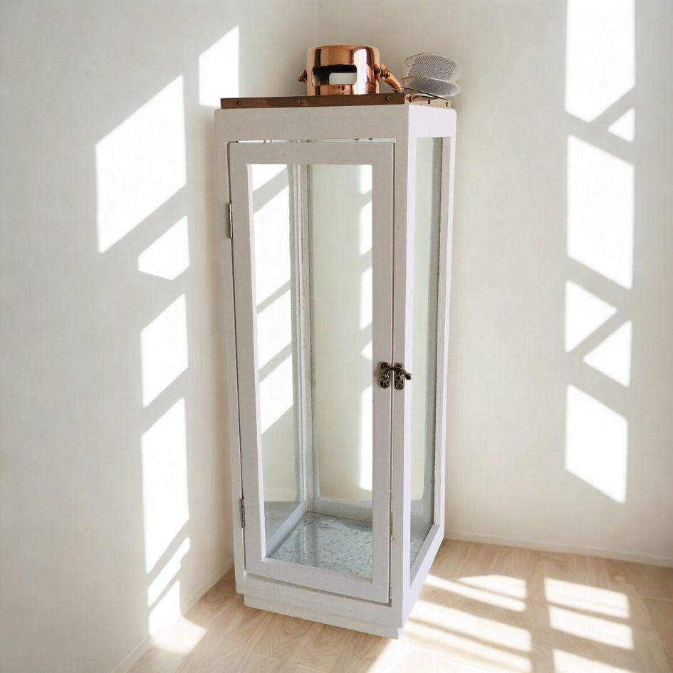 Lanterna decorativa alta de madeira branca com vidro e tampa cobre