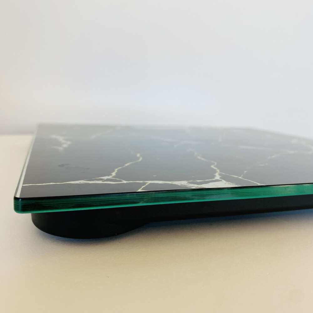 Placa de vidro com padrão de mármore preto e branco sobre fundo branco