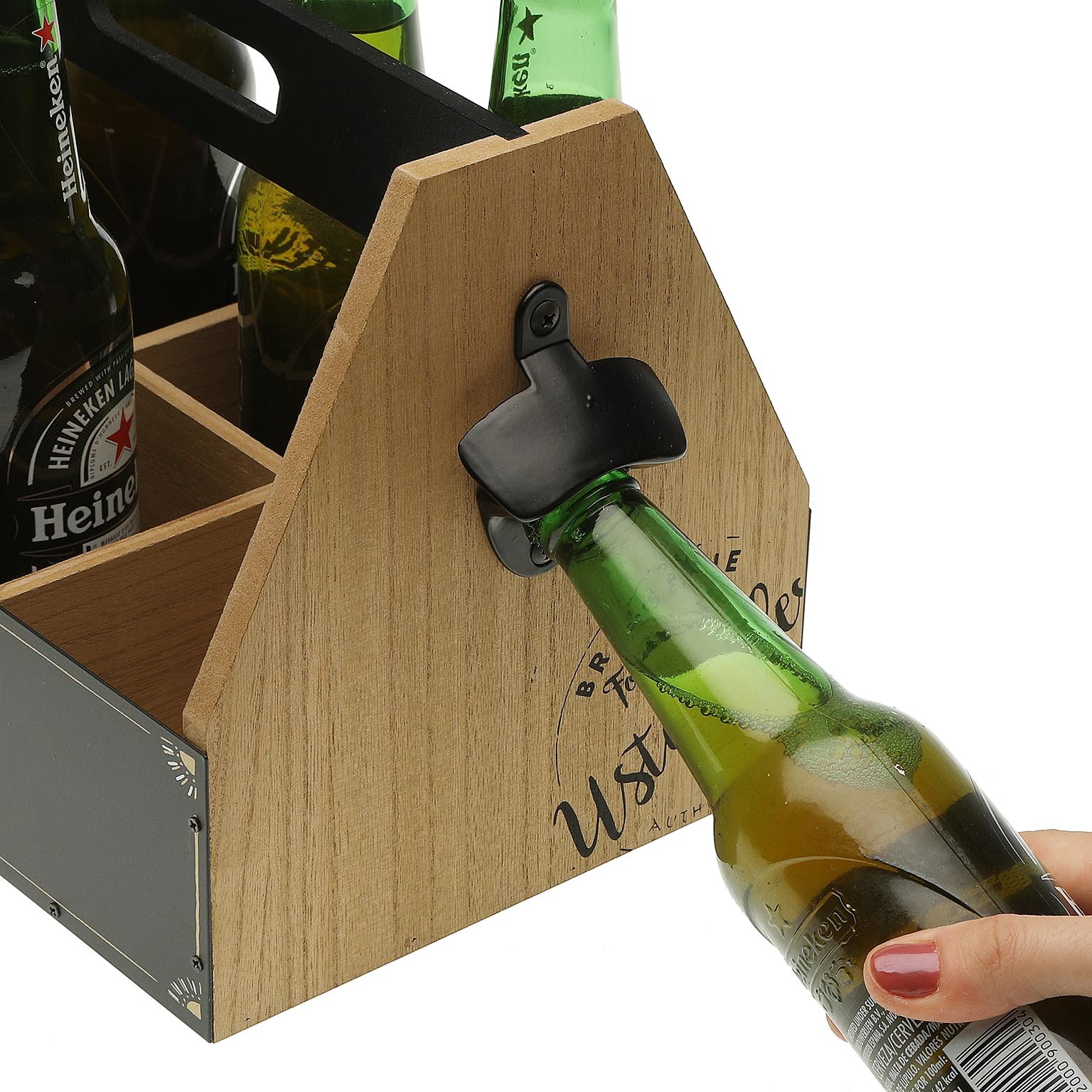 Caixa de madeira com abridor de garrafas e garrafas de cerveja