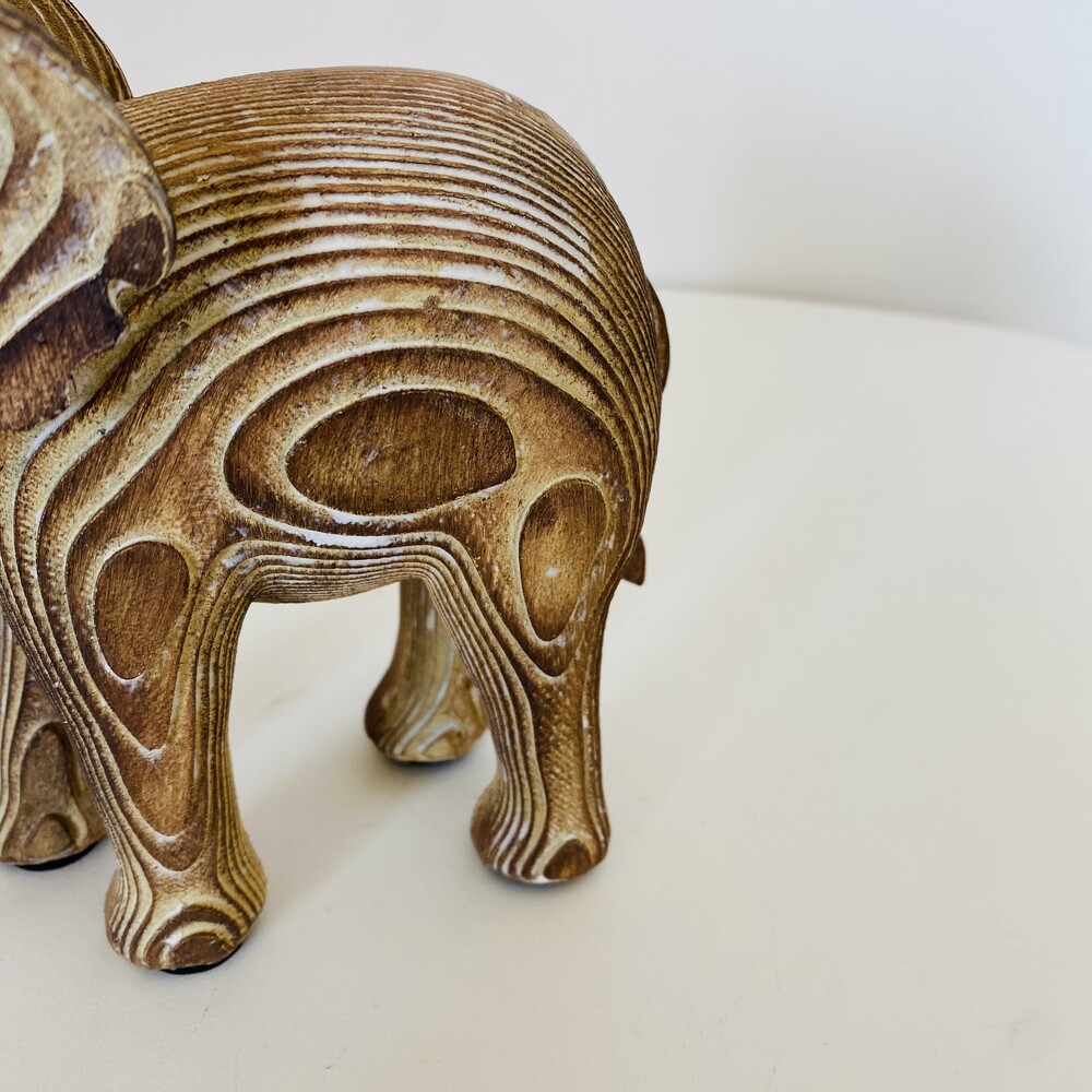 Escultura decorativa de elefante em madeira com texturas gravadas