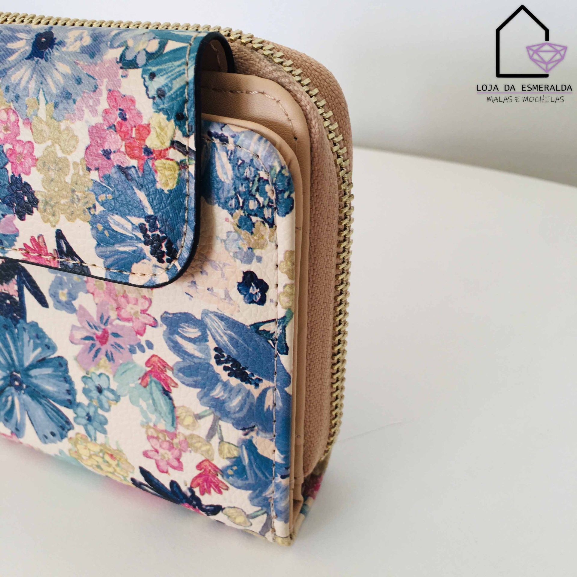 Carteira floral azul e rosa com fecho dourado e logotipo Loja da Esmeralda