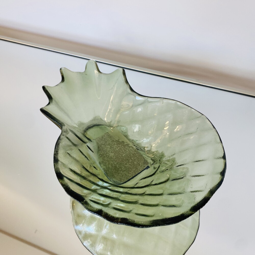 Prato decorativo em vidro verde em forma de ananás