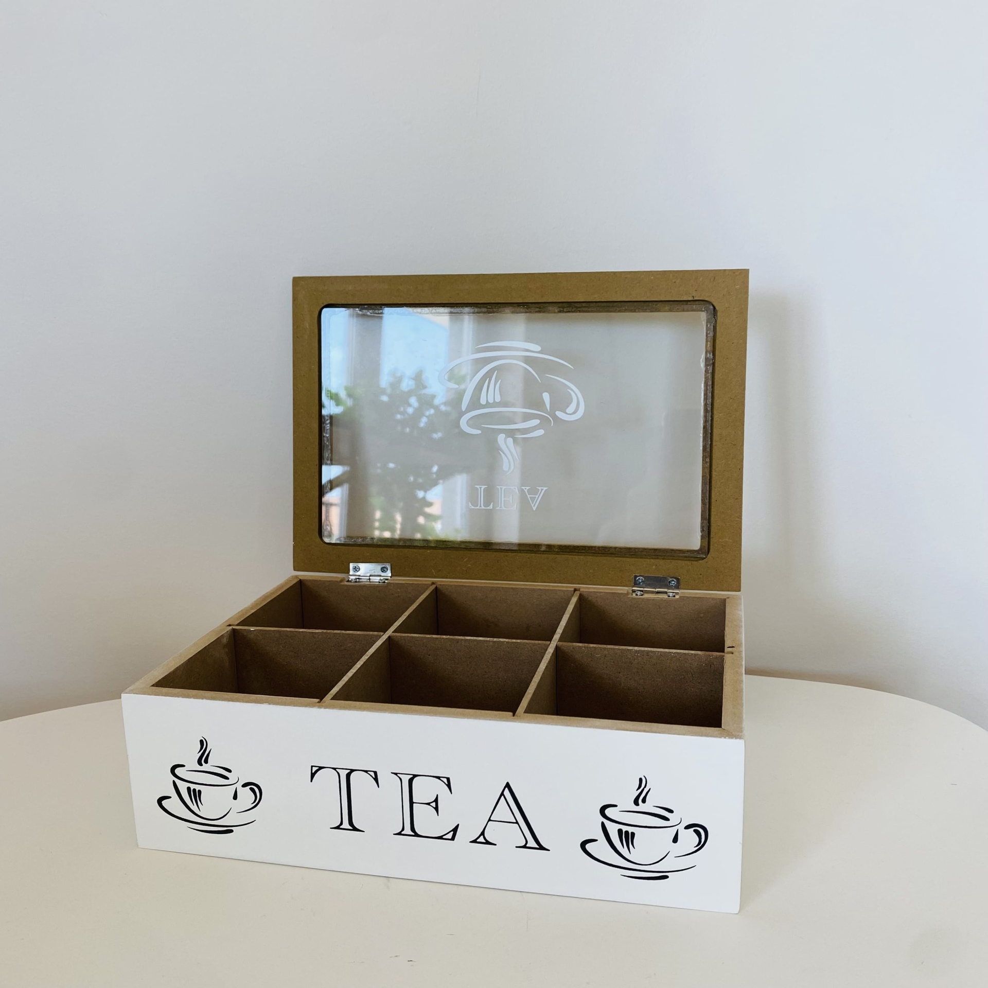 Caixa organizadora de chá branca com tampa em vidro e seis divisórias